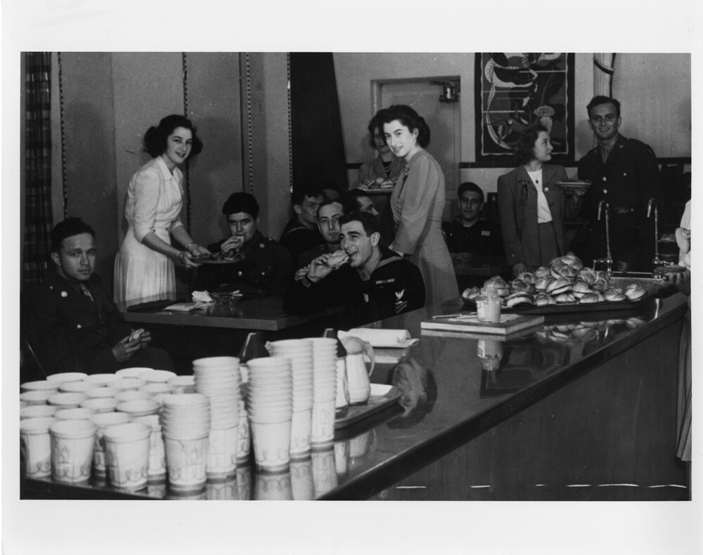 Photograph [WJHC 1979.016.2]: Jewish women volunteer at United Service Organization's cafeteria for US servicemen (San Francisco, Calif., [1940-1945])