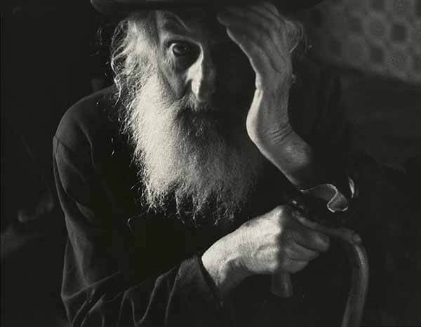 An elder of the village, Vysni Apsa. Photo by Roman Vishniac.
