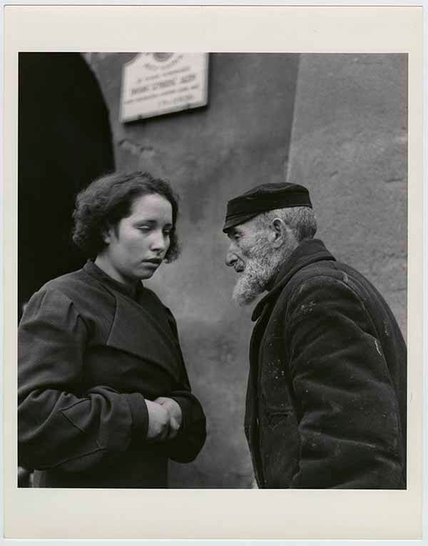 Grandfather and Granddaughter, Warsaw, 1935-38. Photo by Roman Vishniac